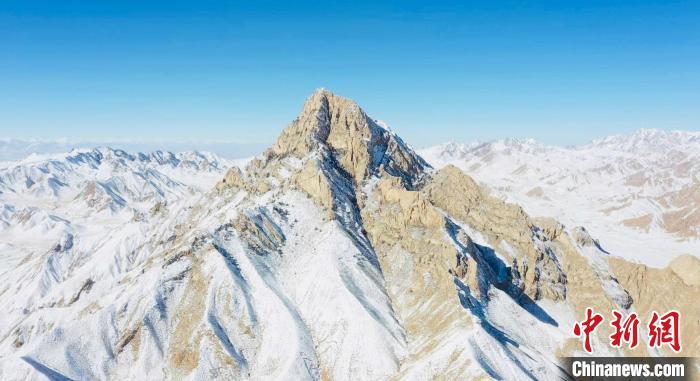 圖為山川被白雪覆蓋。　都蘭縣融媒體中心供圖