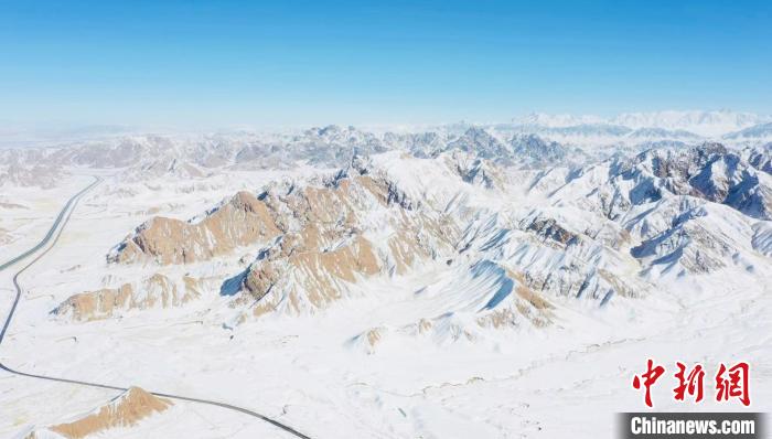 圖為無人機航拍高原雪景。　都蘭縣融媒體中心供圖