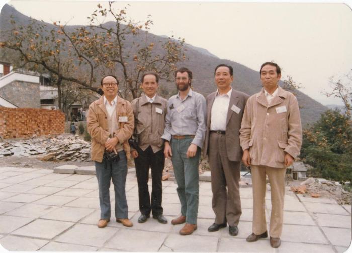 1987年早期脊椎動物國際研討會在中國舉行，劉玉海先生(右一)與中外同行專家合影?！avin Young(澳大利亞) 供圖