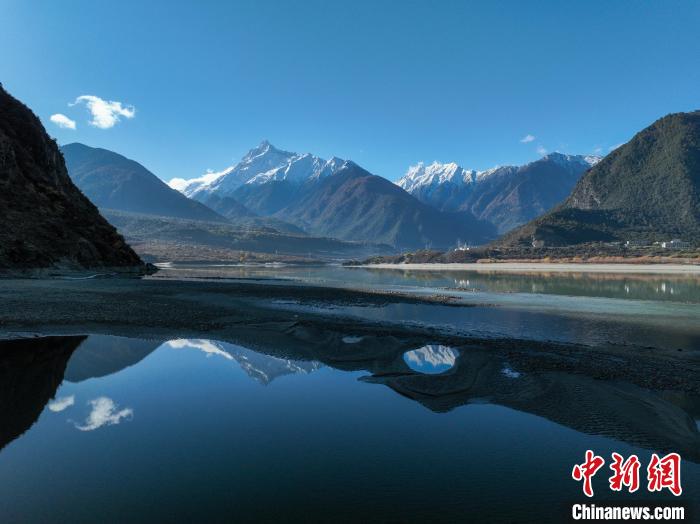 西藏林芝雅魯藏布江和遠(yuǎn)處的雪山?！《拘?攝