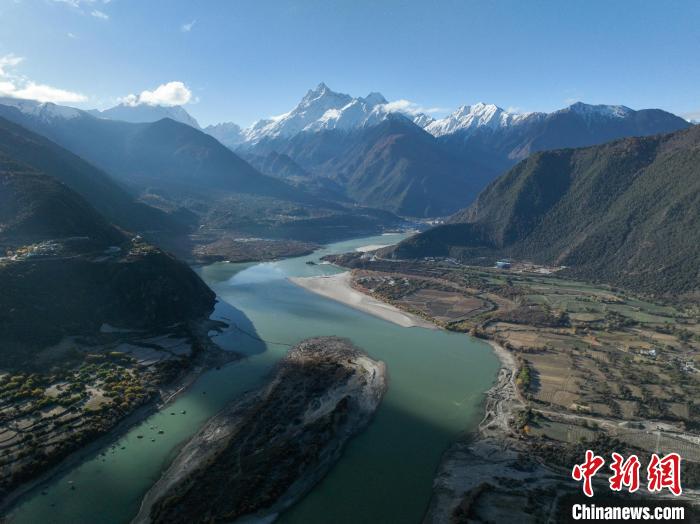 西藏林芝雅魯藏布大峽谷的雪山風(fēng)光?！《拘?攝