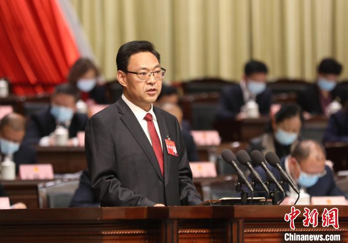 圖為青海省西寧市人民政府代市長石建平作政府工作報(bào)告?！∑钤鲚?攝