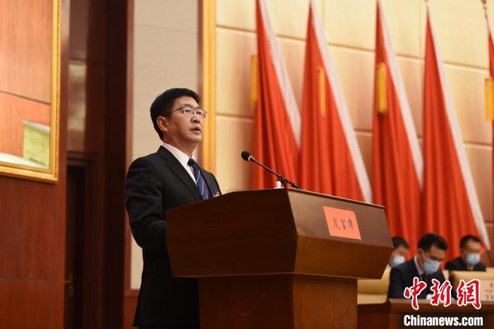 圖為青海省果洛州人民政府州長葉萬彬作政府工作報告?！　《嘟馨盒?攝