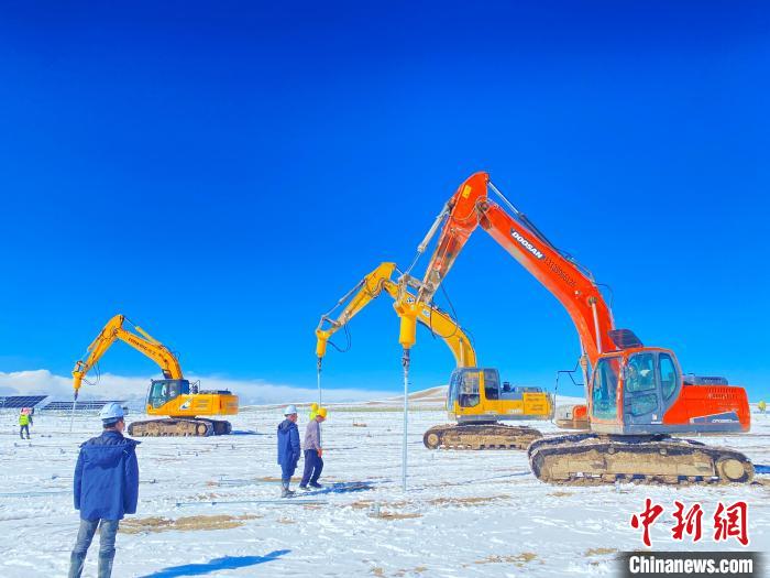 圖為雪中施工。資料圖 姜佳保供圖