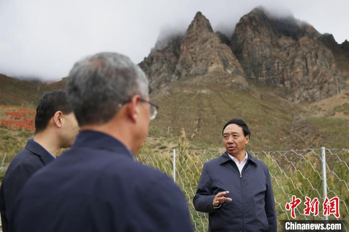 圖為西藏自治區(qū)人大常委會(huì)副主任、拉薩南北山綠化指揮部副總指揮江白(右)。　貢確 攝
