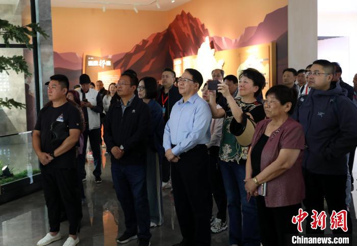 圖為臺商參訪祁連山國家公園生態(tài)科普館?！⊙Φ?攝
