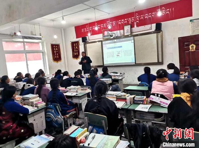 學(xué)生在免費輔導(dǎo)班上課?！∧岈敵?攝