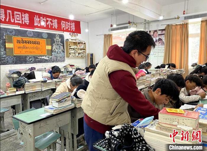 學(xué)生在免費輔導(dǎo)班上課。　尼瑪初 攝