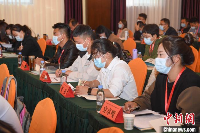 圖為第十五期全國預(yù)防青少年違法犯罪工作理論與務(wù)實(shí)高級研修班學(xué)員正在上課?！∝暩聛硭?攝