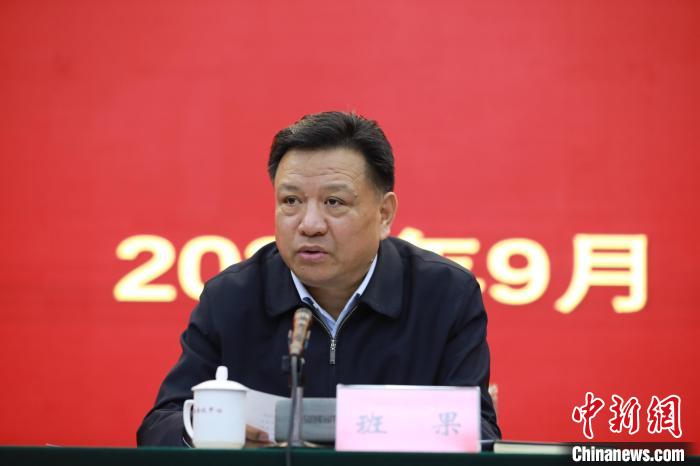 圖為青海省委常委、統(tǒng)戰(zhàn)部部長班果出席會議并講話。　胡貴龍 攝