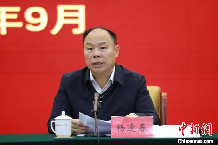 圖為青海省副省長楊逢春主持會議并講話?！『F龍 攝