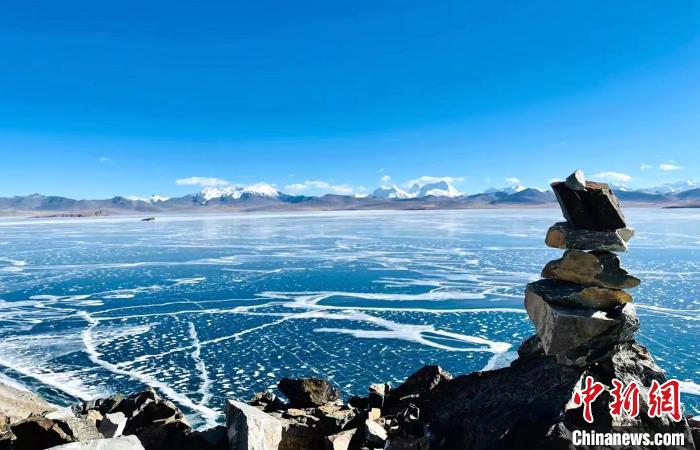 圖為普瑪江塘鄉(xiāng)境內(nèi)的雪山、冰湖美景?！±丝ㄗ涌h網(wǎng)信辦供圖