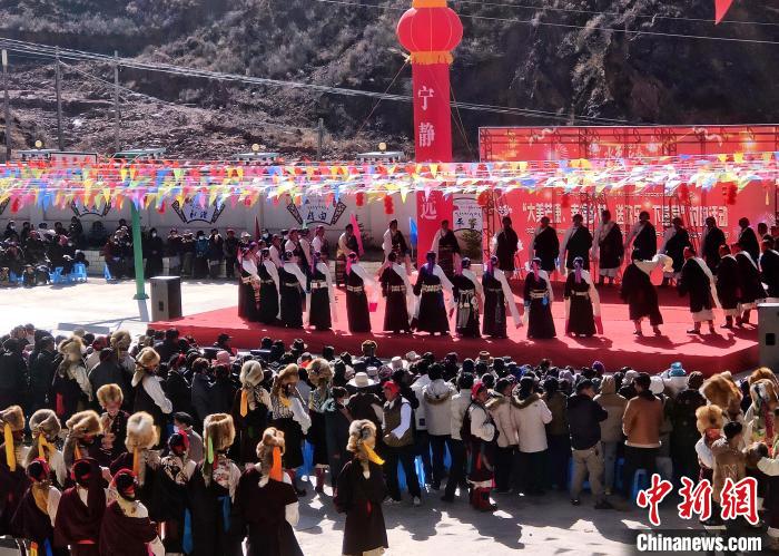 文藝活動全景?！∶⒖悼h委宣傳部供圖