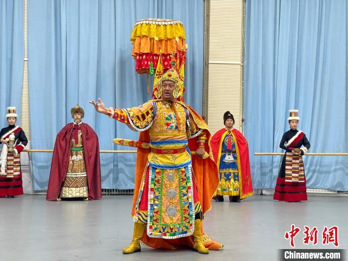圖為格薩爾劇展演?！∠锴凡抛?供圖