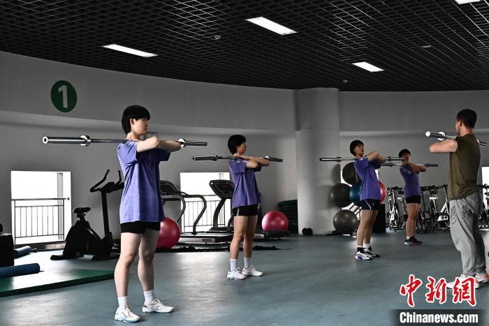 圖為全國青少年女排在天津進行集訓?！√旖蝮w育學院供圖