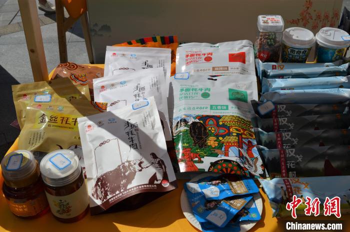 推介活動上的農(nóng)特產(chǎn)品展示。　朱凌捷 攝