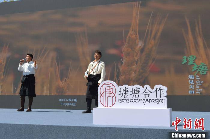 “康巴漢子”現(xiàn)場獻(xiàn)唱?！≈炝杞?攝