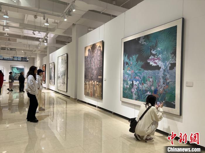 圖為全國青年教師中國畫學術邀請展吸引學生觀展?！＄婌?攝