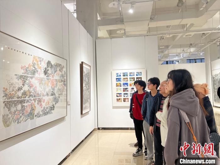 圖為全國青年教師中國畫學術邀請展現(xiàn)場?！＄婌?攝