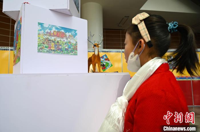 圖為學(xué)生參觀繪畫展?！≮w朗 攝