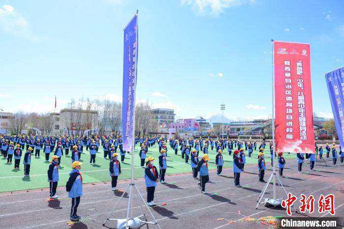 圖為學(xué)生在跳繩教練齊景龍的指導(dǎo)下做準備運動?！∝暩聛硭?攝