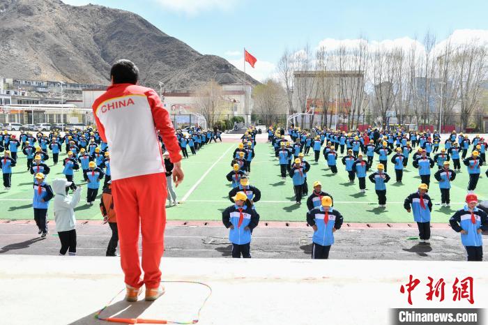 圖為學(xué)生在跳繩教練齊景龍的指導(dǎo)下做準備運動?！∝暩聛硭?攝