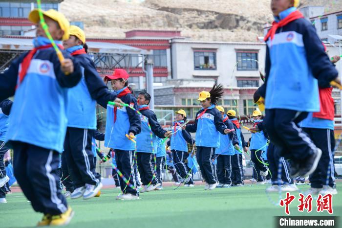 圖為學(xué)生正在練習(xí)跳繩?！∝暩聛硭?攝