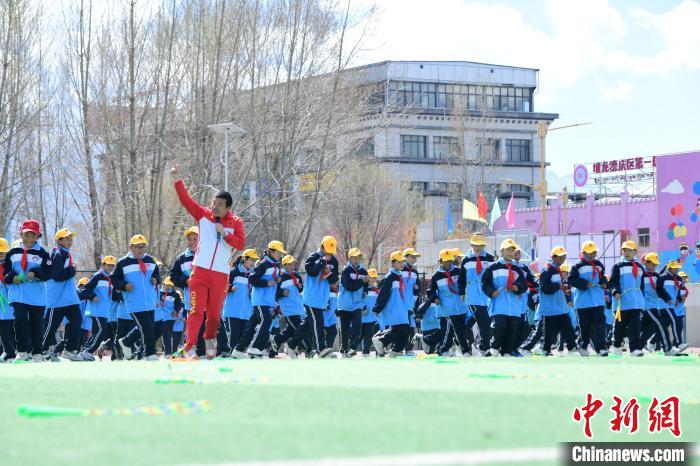 圖為學(xué)生在跳繩教練齊景龍的指導(dǎo)下做準備運動?！∝暩聛硭?攝