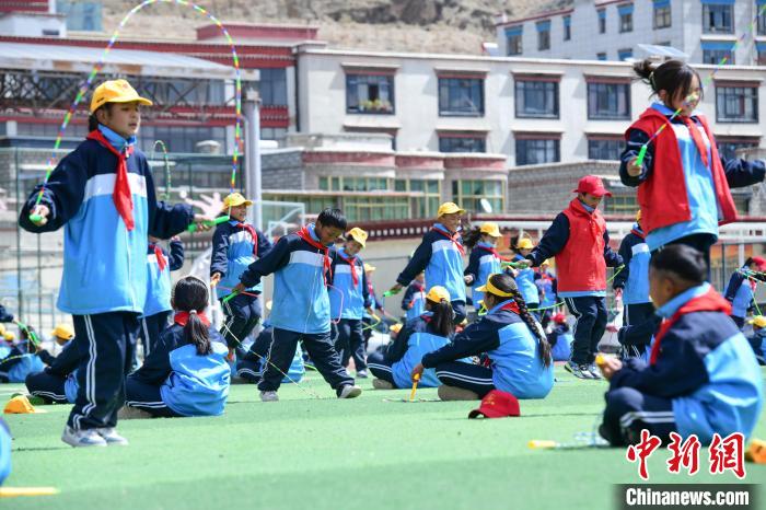 圖為學(xué)生正在練習(xí)跳繩?！∝暩聛硭?攝