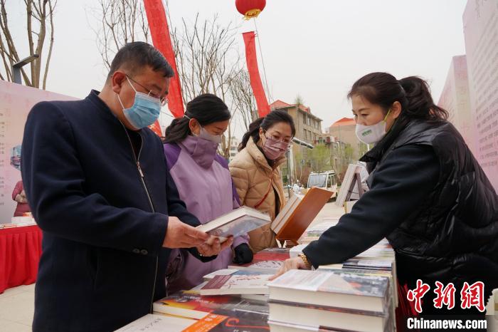 圖為民眾在活動(dòng)現(xiàn)場(chǎng)購(gòu)書(shū)?！●R銘言 攝