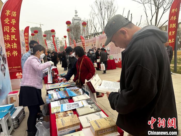 圖為民眾在活動(dòng)現(xiàn)場(chǎng)讀書(shū)、購(gòu)書(shū)?！±铍h 攝
