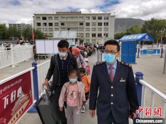 圖為拉薩車站工作人員為西藏先心病患兒和陪同人員提供“綠色”接力幫扶，并開(kāi)通了專門通道，讓他們快速進(jìn)站上車。拉薩車站 供圖