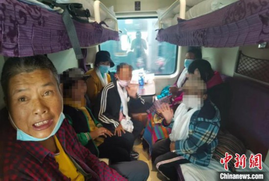 圖為乘坐Z266次列車的西藏先心病患兒和陪同人員。拉薩車站 供圖