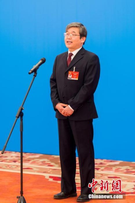 3月10日，全國政協(xié)十三屆四次會議第三場“委員通道”采訪活動在北京人民大會堂新聞發(fā)布廳舉行。圖為全國政協(xié)委員阿拉坦倉通過網(wǎng)絡視頻方式接受媒體采訪。<a target='_blank' ><p  align=