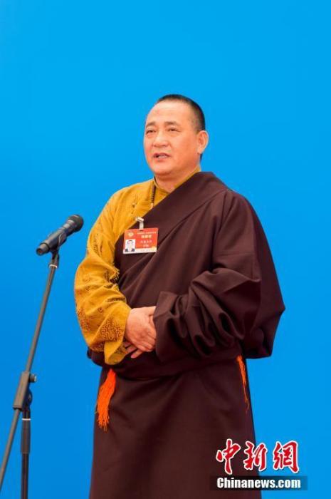 3月10日，全國政協(xié)十三屆四次會議第三場“委員通道”采訪活動在北京人民大會堂新聞發(fā)布廳舉行。圖為全國政協(xié)委員洛桑山丹通過網(wǎng)絡視頻方式接受媒體采訪。<a target='_blank' ><p  align=