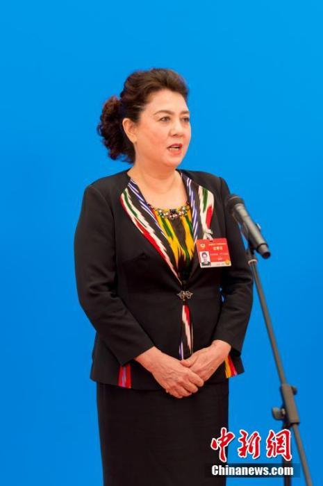 3月10日，全國政協(xié)十三屆四次會議第三場“委員通道”采訪活動在北京人民大會堂新聞發(fā)布廳舉行。圖為全國政協(xié)委員古麗帕麗·阿不都拉通過網(wǎng)絡視頻方式接受媒體采訪。<a target='_blank' ><p  align=