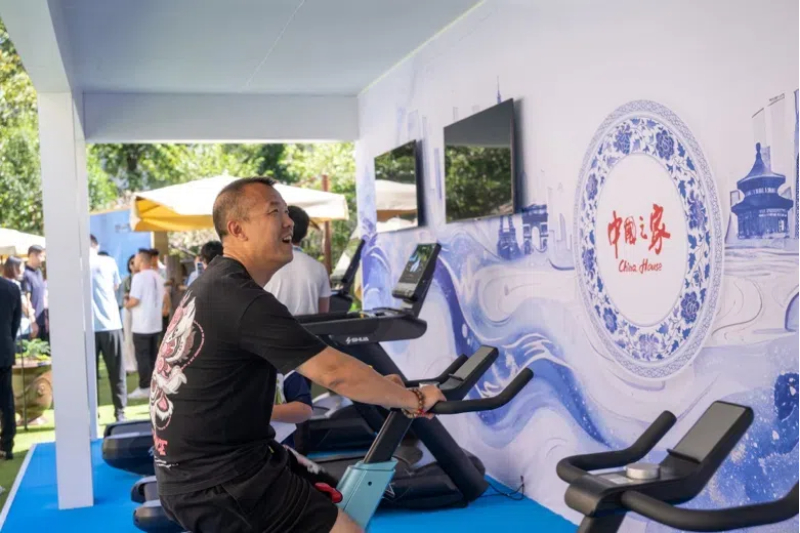 參觀者在智慧體育公園體驗(yàn)動(dòng)感單車(chē)。巴黎