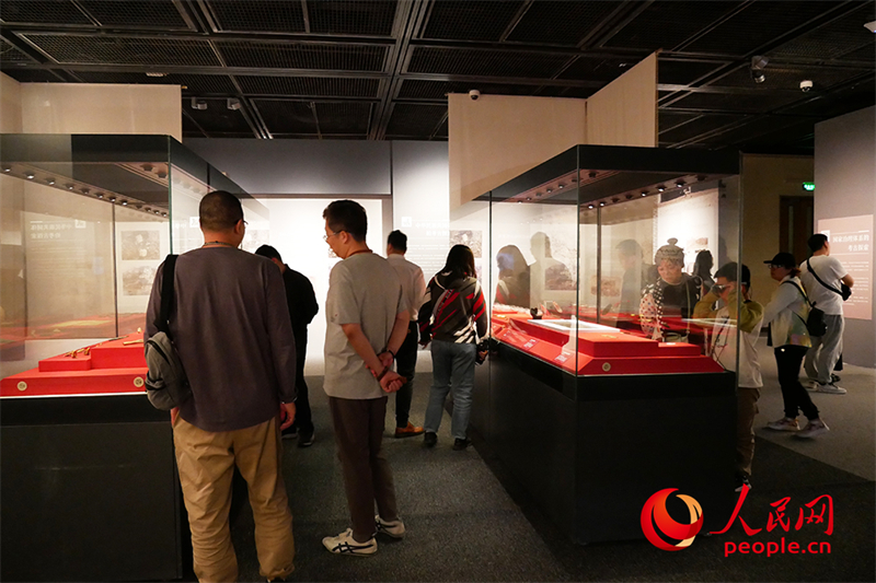 “五一”假期，游客在首都博物館參觀展覽。人民網(wǎng)記者 韋衍行攝