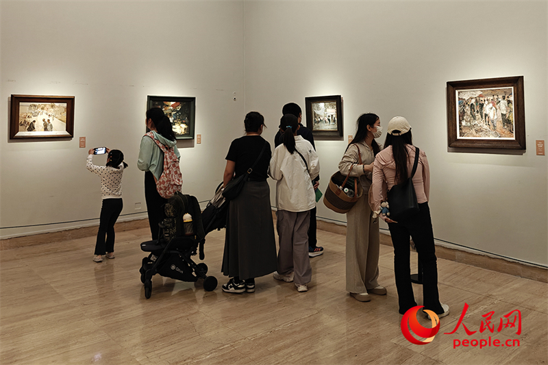 “五一”假期，游客在中國美術(shù)館參觀“大美勞動者——中國美術(shù)館藏勞動題材美術(shù)作品展（第二期）”。人民網(wǎng)記者 韋衍行攝