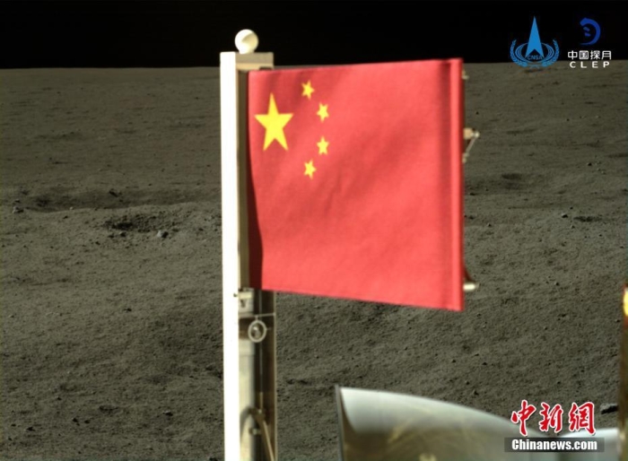 6月4日，中國國家航天局公布了嫦娥六號探測器在月球背面的五星紅旗展示影像。鮮艷的五星紅旗再次閃耀月球，這也是中國首次在月球背面獨立動態(tài)展示國旗。<a target='_blank' href='/'><p  align=