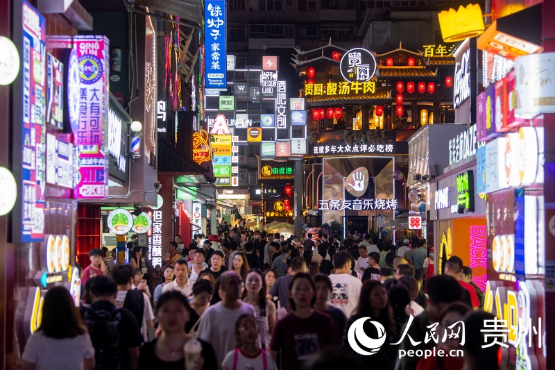 6月21日，貴陽(yáng)，青云市集內(nèi)游人如織。人民網(wǎng)記者 翁奇羽攝