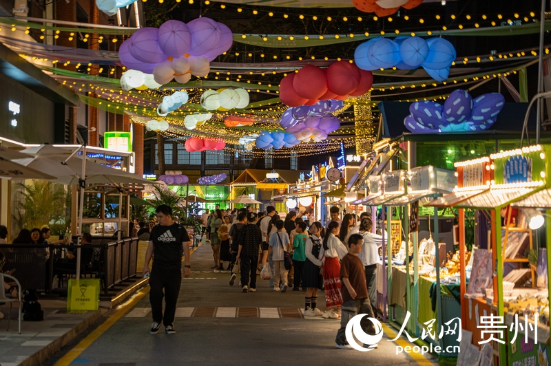 6月21日，貴陽(yáng)新印廠霓虹閃爍，映照城市夜生活。人民網(wǎng) 陽(yáng)茜攝