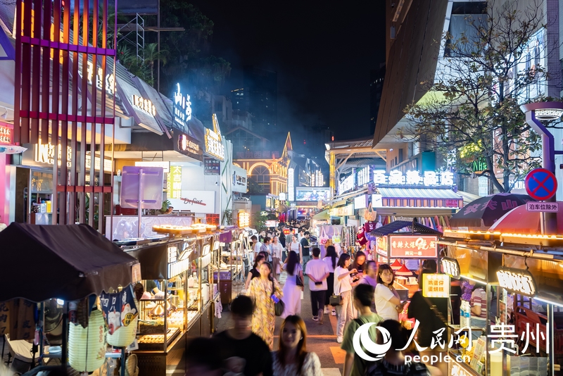 6月21日，夜幕下人頭攢動(dòng)的貴陽(yáng)市太平路街區(qū)。人民網(wǎng)記者 涂敏攝