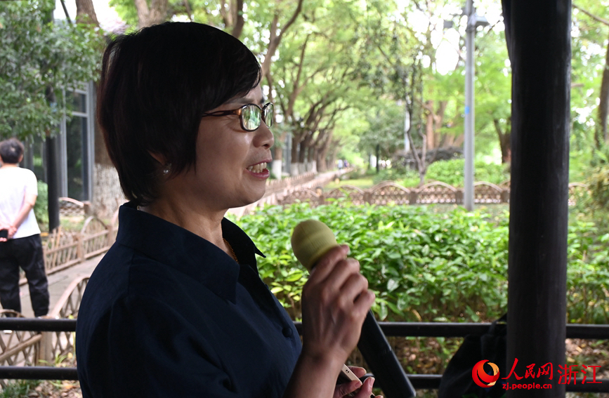面向運(yùn)河，任國萍放聲歌唱。人民網(wǎng)記者 張麗瑋