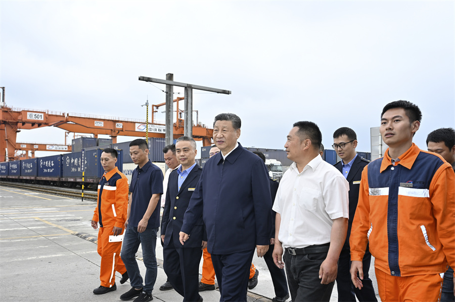 2024年4月22日至24日，中共中央總書記、國家主席、中央軍委主席習近平在重慶考察。這是22日下午，習近平在重慶國際物流樞紐園區(qū)重慶鐵路集裝箱中心站，同貨車司機、列車司機、裝卸工人、場站管理人員等親切交流。新華社記者 岳月偉 攝