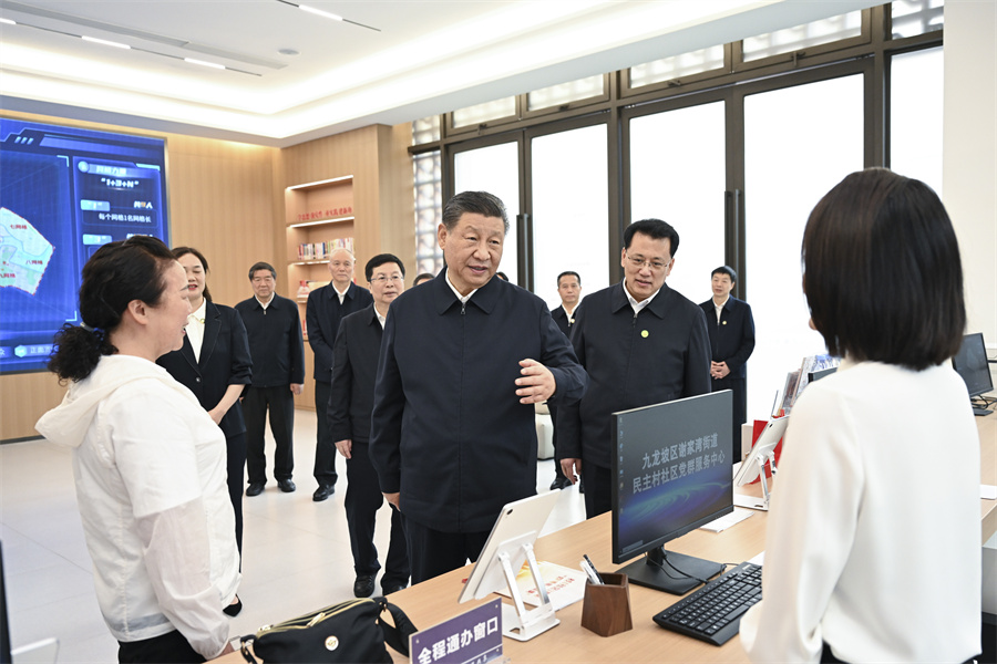 2024年4月22日至24日，中共中央總書記、國家主席、中央軍委主席習近平在重慶考察。這是22日下午，習近平在九龍坡區(qū)謝家灣街道民主村社區(qū)考察。新華社記者 謝環(huán)馳 攝
