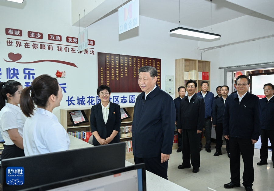 2024年6月19日下午，習(xí)近平在寧夏銀川市金鳳區(qū)長城花園社區(qū)黨群服務(wù)中心便民服務(wù)廳了解社區(qū)開展便民惠民服務(wù)等情況。新華社記者 謝環(huán)馳 攝