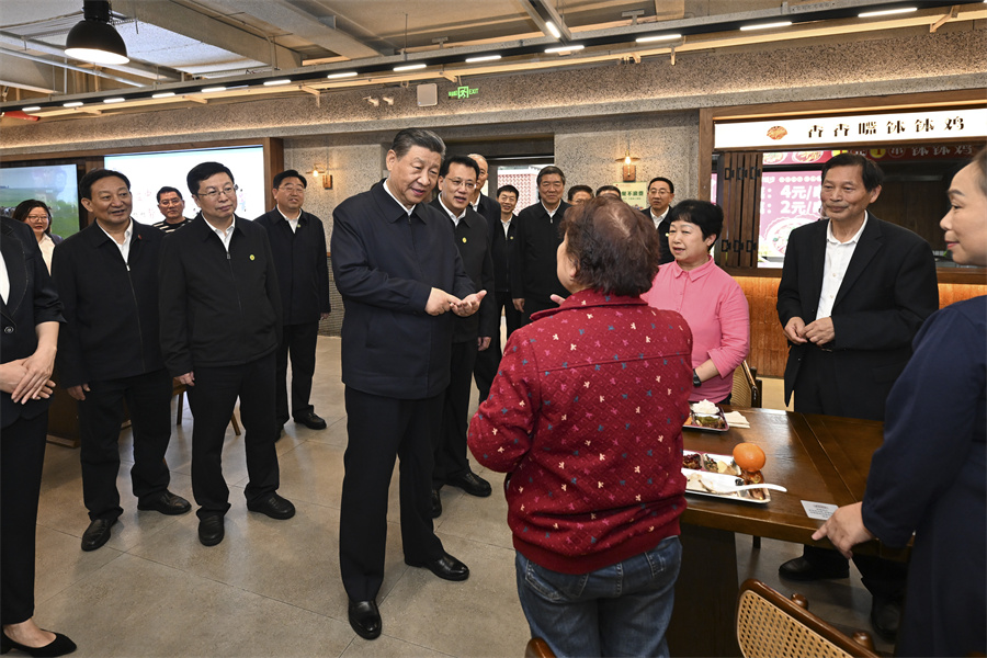2024年4月22日下午，習(xí)近平在九龍坡區(qū)謝家灣街道民主村社區(qū)考察時，同正在社區(qū)食堂就餐的群眾親切交流。新華社記者 謝環(huán)馳 攝
