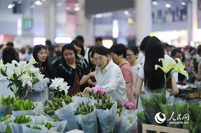 游客在昆明斗南花卉市場(chǎng)選購(gòu)鮮花。人民網(wǎng)記者 李發(fā)興攝