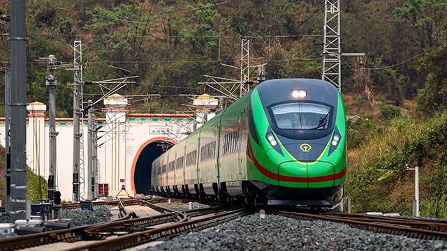 “瀾滄號(hào)”動(dòng)車(chē)組列車(chē)駛過(guò)友誼隧道。徐章位攝